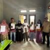 Disdukcapil Raja Ampat Serahkan Puluhan Buku Nikah kepada Warga di Distrik Misool Utara