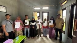 Disdukcapil Raja Ampat Serahkan Puluhan Buku Nikah kepada Warga di Distrik Misool Utara