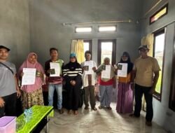 Disdukcapil Raja Ampat Serahkan Puluhan Buku Nikah kepada Warga di Distrik Misool Utara