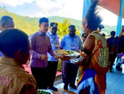 Wapres Gibran Disambut Adat di Raja Ampat, Tinjau Sekolah hingga Serap Aspirasi Nelayan dan Nakes