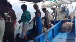 Masyarakat Kampung Kalwal Keluhkan Aktivitas Kapal Jaring di Wilayah Tangkap Tradisional