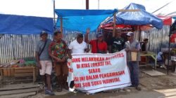 Dewan Adat Wawiyai Copot Baliho Larangan Aktivitas di Eks Pasar Mbilin Kayam