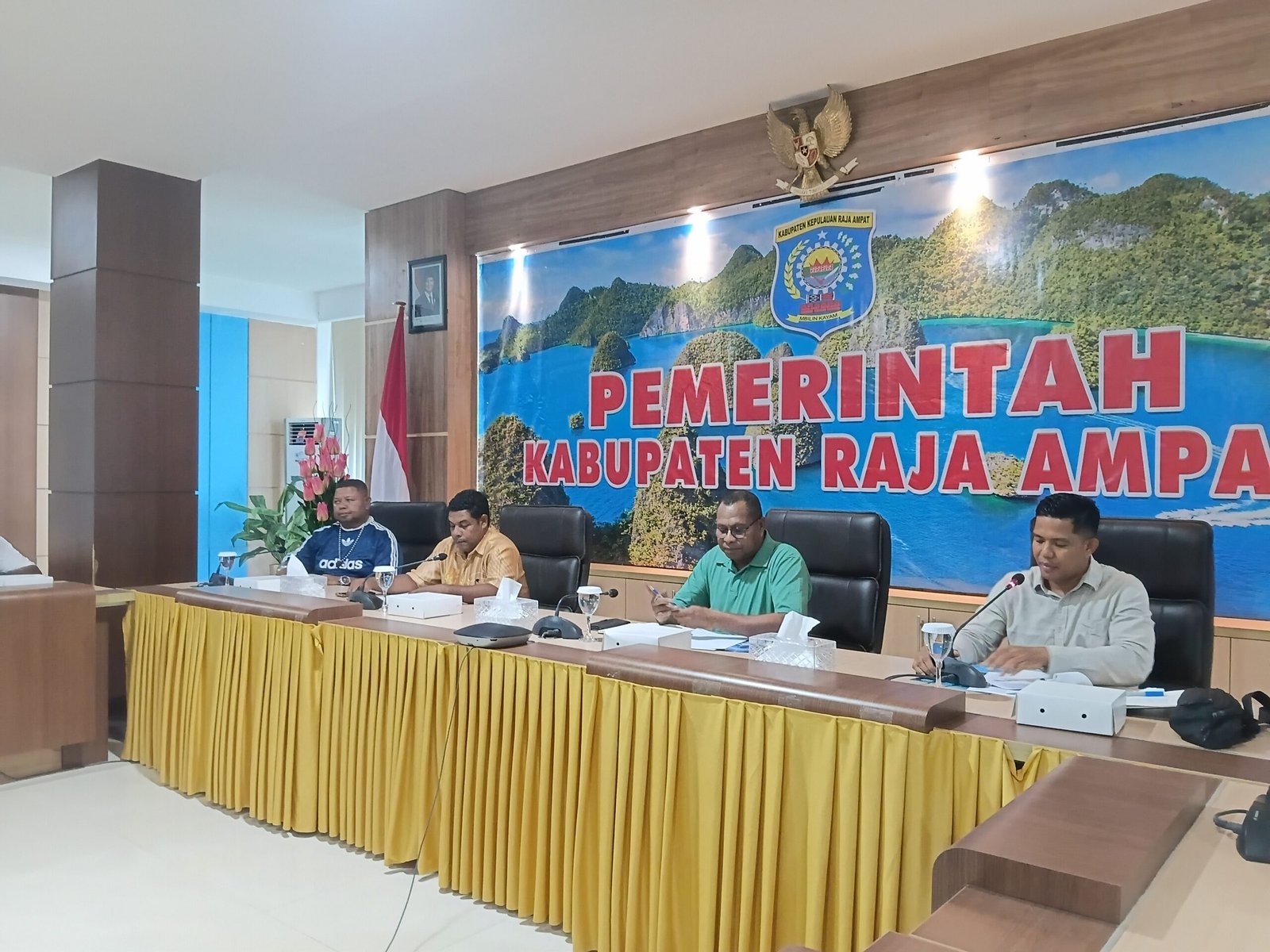 Ket: Bupati Raja Ampat, Orideko Iriano Burdam (kedua kanan) yang juga Ketua Umum Panitia Pelaksana Konsultasi Nasional XIX Forum Komunikasi Pria Kaum Bapak PGI tahun 2026 didampingi Sekretaris Panitia, Alfred Suruan, S.STP (kanan), Wakil Ketua I, Nikodemus Mayor, S.Pd, Gr (ketiga kanan) dan Wakil Ketua II Oscar Sauyai (keemat dari kanan) memimpin rapat persiapan panitia KONAS XIX FK PKB PGI tahun 2026 yang berlangsung di Aula Wayag Kantor Bupati Raja Ampat, Jumat (17/7/2026)/dok. RajaAmpatNews.Com
