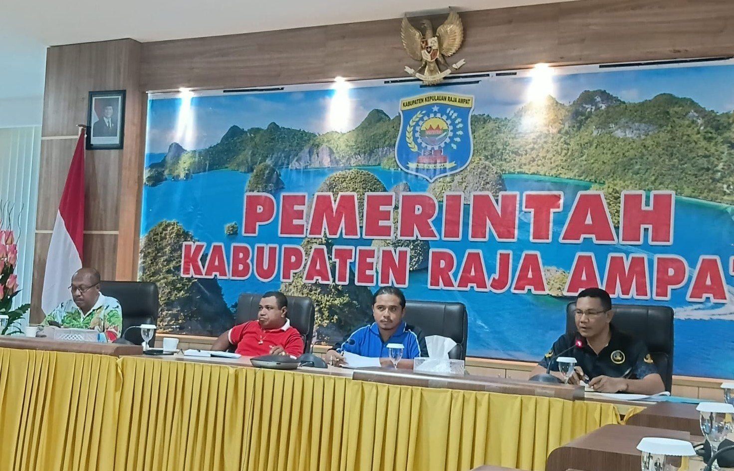Ket: Panitia Peringatan HUT ke-81 Kemerdekaan Republik Indonesia di Kabupaten Raja Ampat menggelar rapat perdana yang berlangsung di Aula Wayang, Kantor Bupati Raja Ampat, Jumat (24/7/2026)/sumber foto: Dok. Prokokpim Setda Raja Ampat