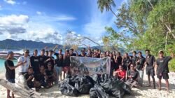 Pemuda NTT Raja Ampat Bersihkan Pantai Saonek Mondei, Ajak Masyarakat Jaga Alam Negeri Seribu Pulau