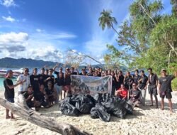 Pemuda NTT Raja Ampat Bersihkan Pantai Saonek Mondei, Ajak Masyarakat Jaga Alam Negeri Seribu Pulau