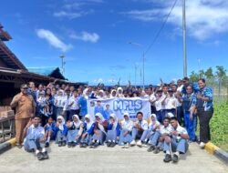 Tanamkan Kepedulian Lingkungan Sejak Dini, SMKN 2 Raja Ampat Ajak Siswa Baru Bersihkan Pasar Snon Bukor
