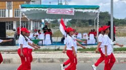 Ket: Peserta lomba gerak jalan yang diselenggarakan Komunitas “Dalam Lindungan Doa Mama” dalam rangka memeriahkan peringatan Hari Ulang Tahun Kemerdekaan Republik Indonesia ke-81 di Kota Sorong, Sabtu (15/8/2026)/Foto: Yohanes Sole