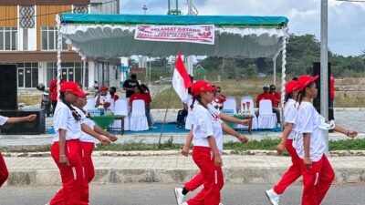 Ket: Peserta lomba gerak jalan yang diselenggarakan Komunitas “Dalam Lindungan Doa Mama” dalam rangka memeriahkan peringatan Hari Ulang Tahun Kemerdekaan Republik Indonesia ke-81 di Kota Sorong, Sabtu (15/8/2026)/Foto: Yohanes Sole