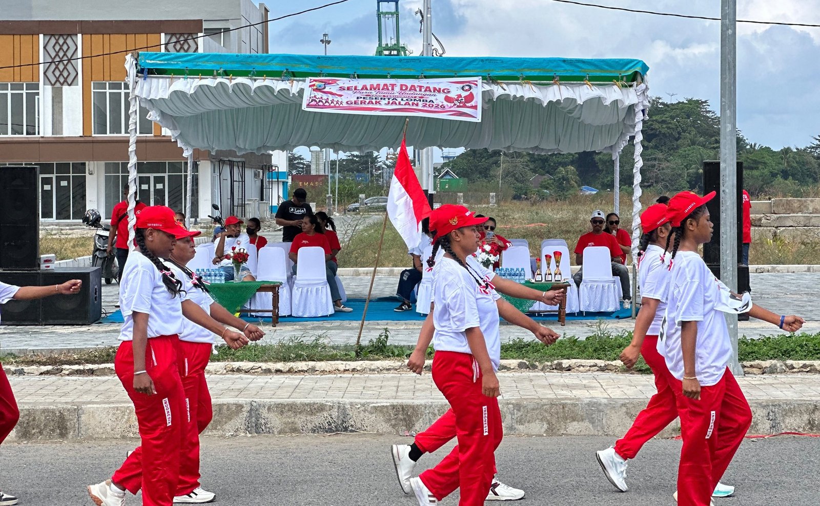 Ket: Peserta lomba gerak jalan yang diselenggarakan Komunitas “Dalam Lindungan Doa Mama” dalam rangka memeriahkan peringatan Hari Ulang Tahun Kemerdekaan Republik Indonesia ke-81 di Kota Sorong, Sabtu (15/8/2026)/Foto: Yohanes Sole