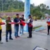 Kesbangpol Raja Ampat Salurkan Bendera ke Empat Kelurahan di Waisai