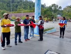 Kesbangpol Raja Ampat Salurkan Bendera ke Empat Kelurahan di Waisai