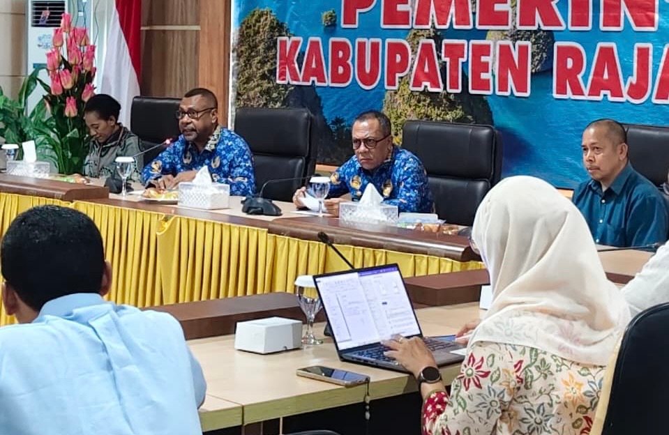 Ket: Sekretaris Daerah Raja Ampat, Dr. Yusuf Salim,M.Si (tengah) saat memberikan sambutan pada membuka kegiatan pertemuan Persiapan Peluncuran Penyaluran Program Orisun yang berlangsung di Aula Wayag Kantor Bupati Raja Ampat, Kamis (17/9/2026). Pada kesempatan tersebut Sekda Raja Ampat juga menjelaskan dampak efisiensi anggara untuk mendukung kegiatan kemasyarakatan/sumber foto: Prokopim Raja Ampat