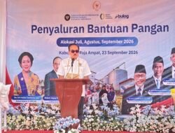 Anggota Komisi IV DPR RI, Robert Kardinal Turun Langsung Awasi Penyaluran Bantuan Pangan di Raja Ampat