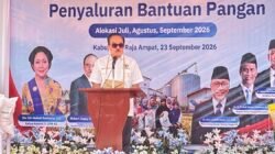 Anggota Komisi IV DPR RI, Robert Kardinal Turun Langsung Awasi Penyaluran Bantuan Pangan di Raja Ampat