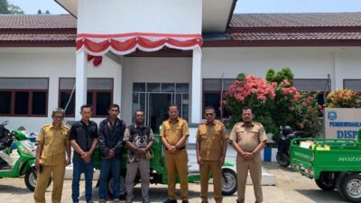 Pemda Raja Ampat Serahkan Empat Kendaraan Roda Tiga untuk Dukung IKM Batu Merah